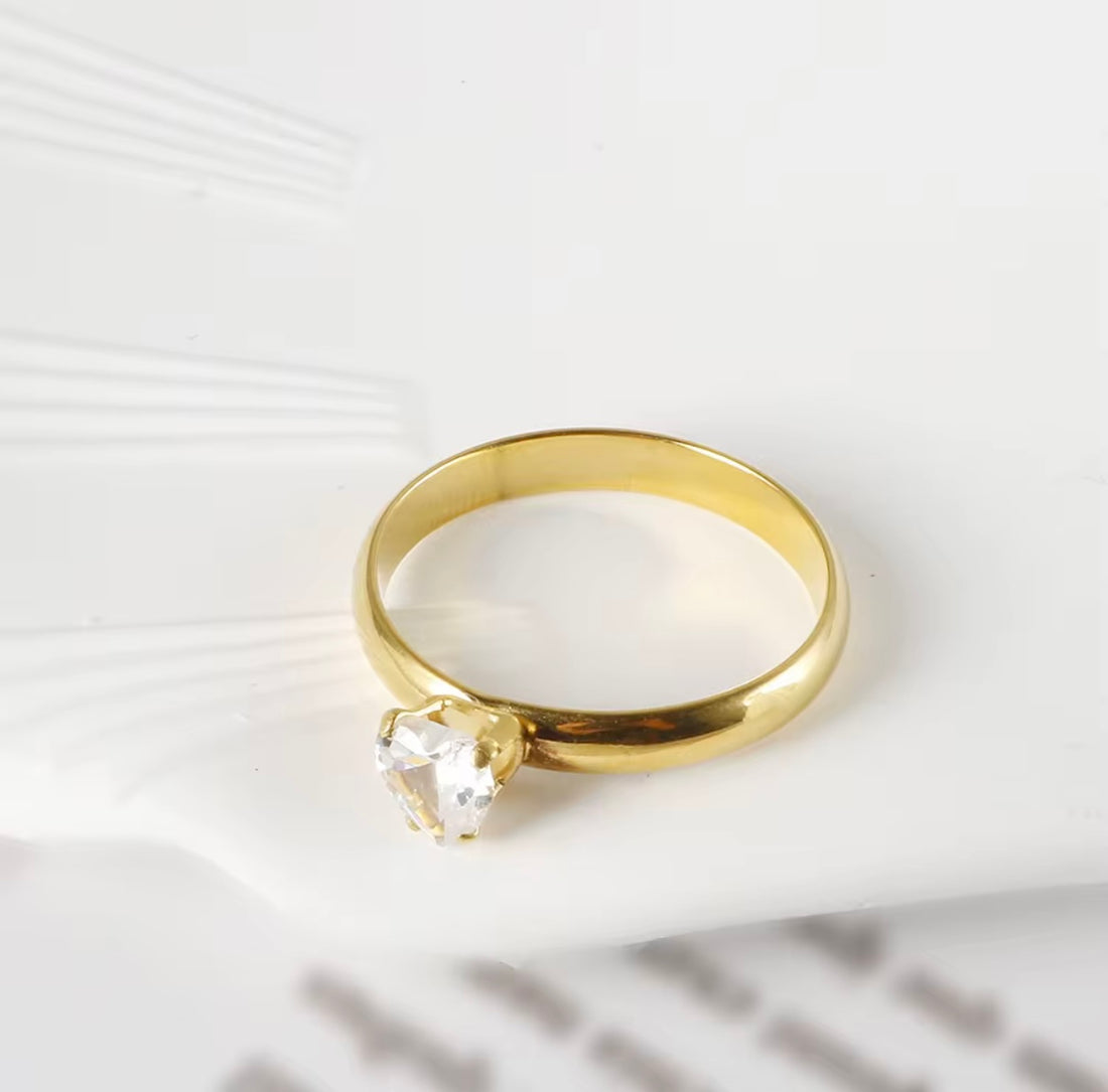 Anel Solitário Amarè Banhado em Ouro 18K